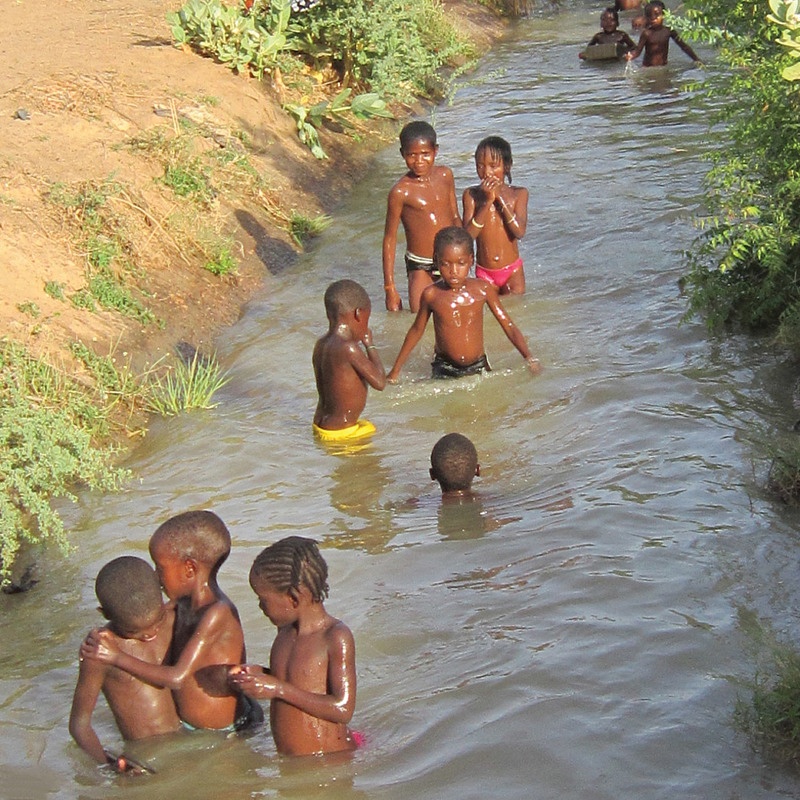 Kids in water in Niger